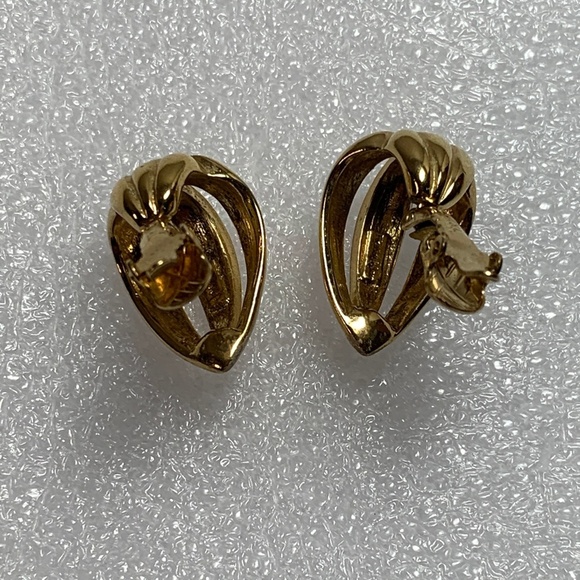 Vintage 1950's Tifari Earrings Cream Gold Tone Petal Drop Clip On 1 inch Jewelry - Picture 6 of 12